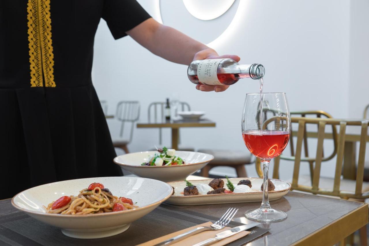 Hellenic Vibes Smart Hotel Athens Luaran gambar A server serving wine