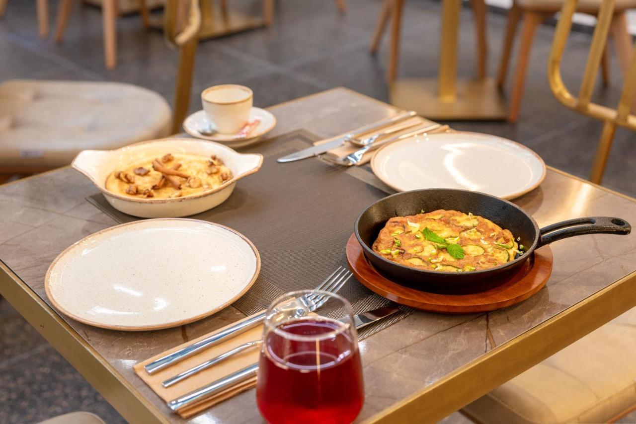 Hellenic Vibes Smart Hotel Athens Luaran gambar A meal at the restaurant