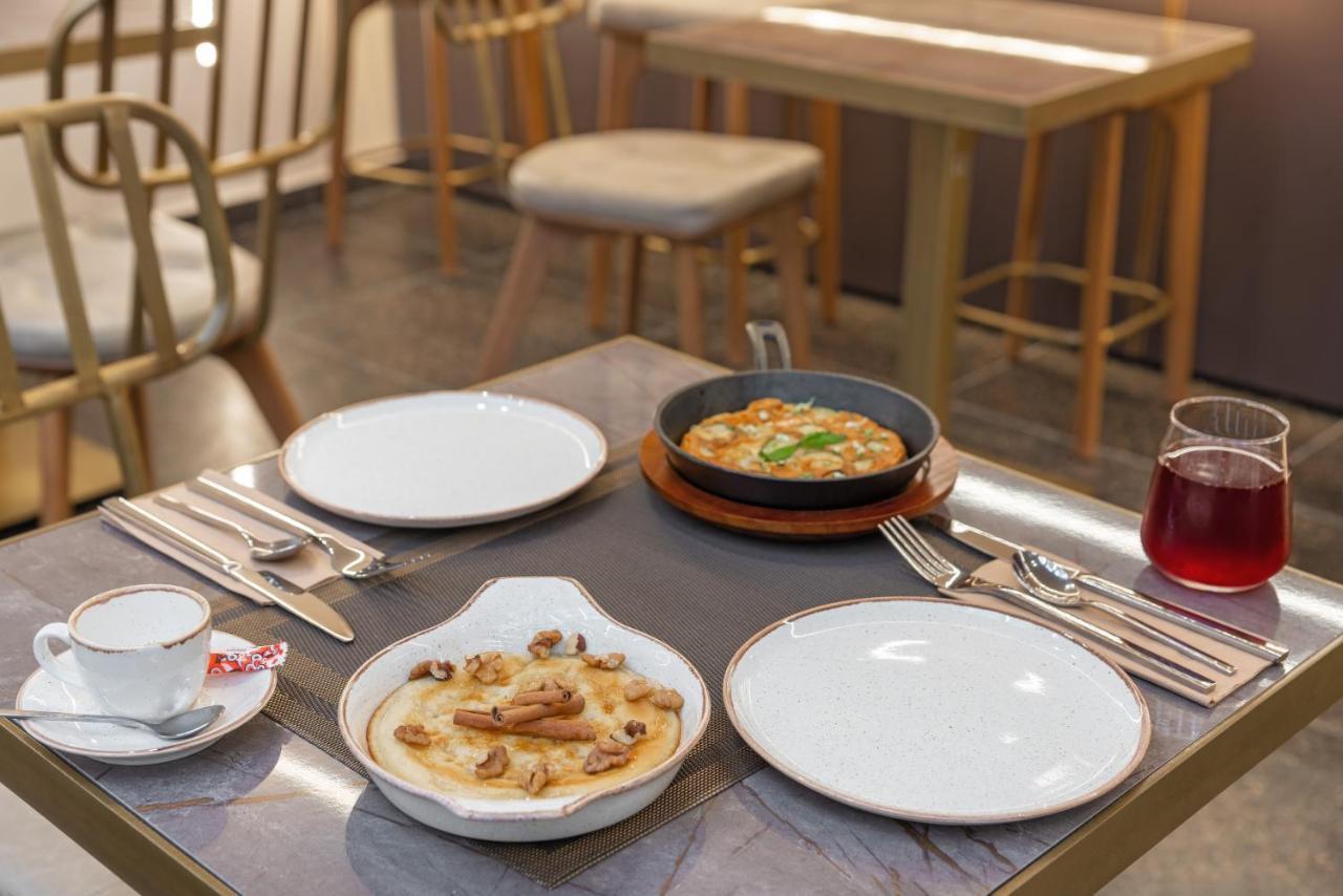 Hellenic Vibes Smart Hotel Athens Luaran gambar A table at a restaurant