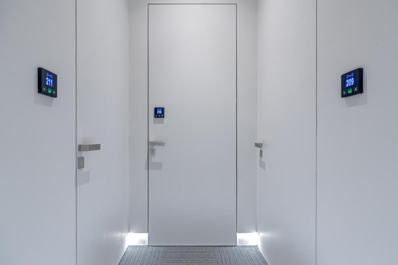Hellenic Vibes Smart Hotel Athens Luaran gambar A door with a door sensor